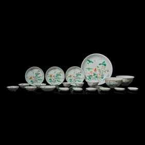 A Chinese Famille Rose Porcelain 'Lotus' Part Table Service, 20th Century 近代 粉&
