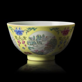 A Chinese Yellow Sgraffito Ground Famille Rose Porcelain 'Medallion' Bowl, Daoguang Mark 道