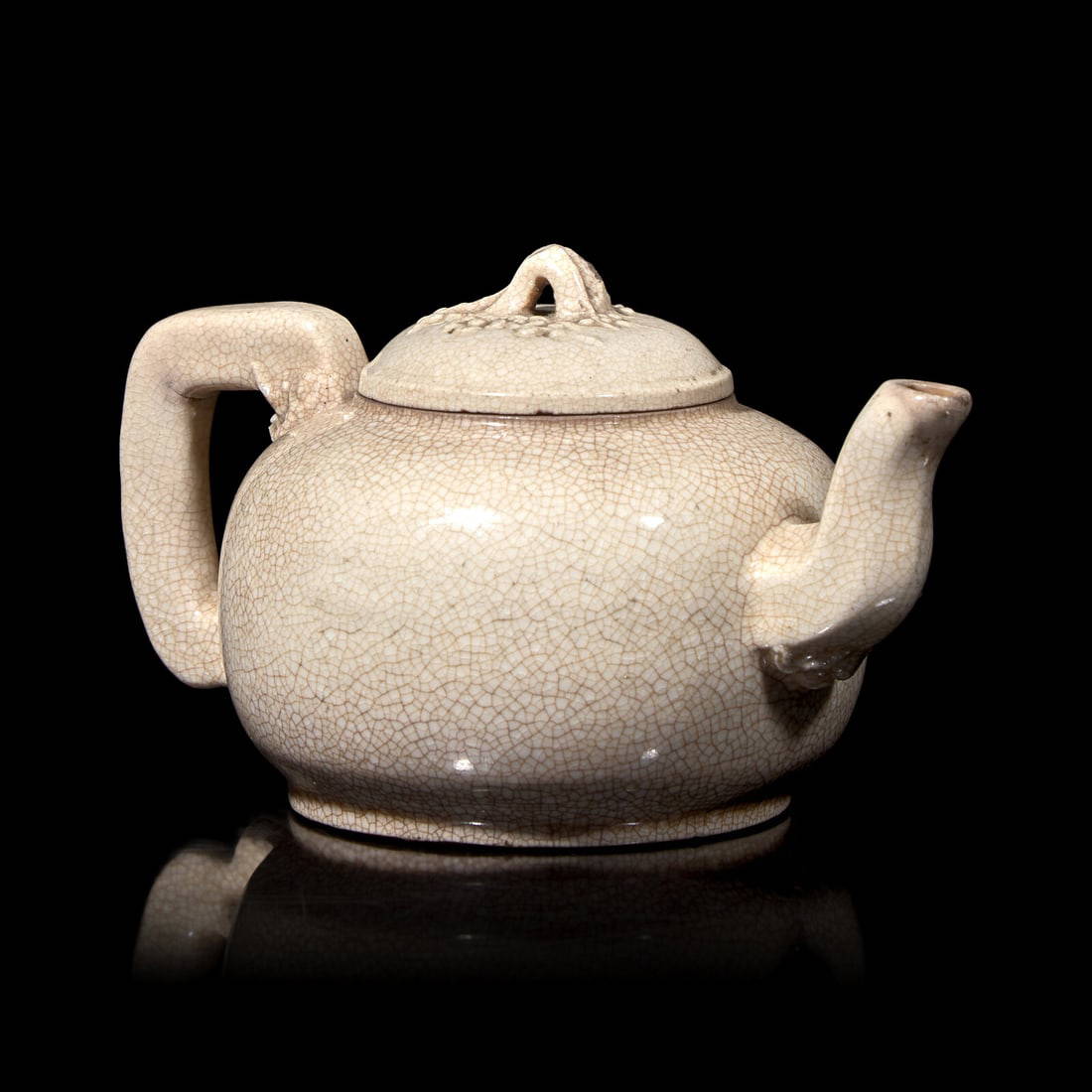 A Small Chinese Crackle Glazed Teapot and Cover, Kangxi-Yongzheng Period 清康熙-&#