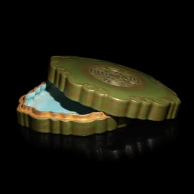 A Chinese Gilt Decorated 'Tea Dust' Glazed Lobed Box and Cover, Qianlong Mark 乾隆હ