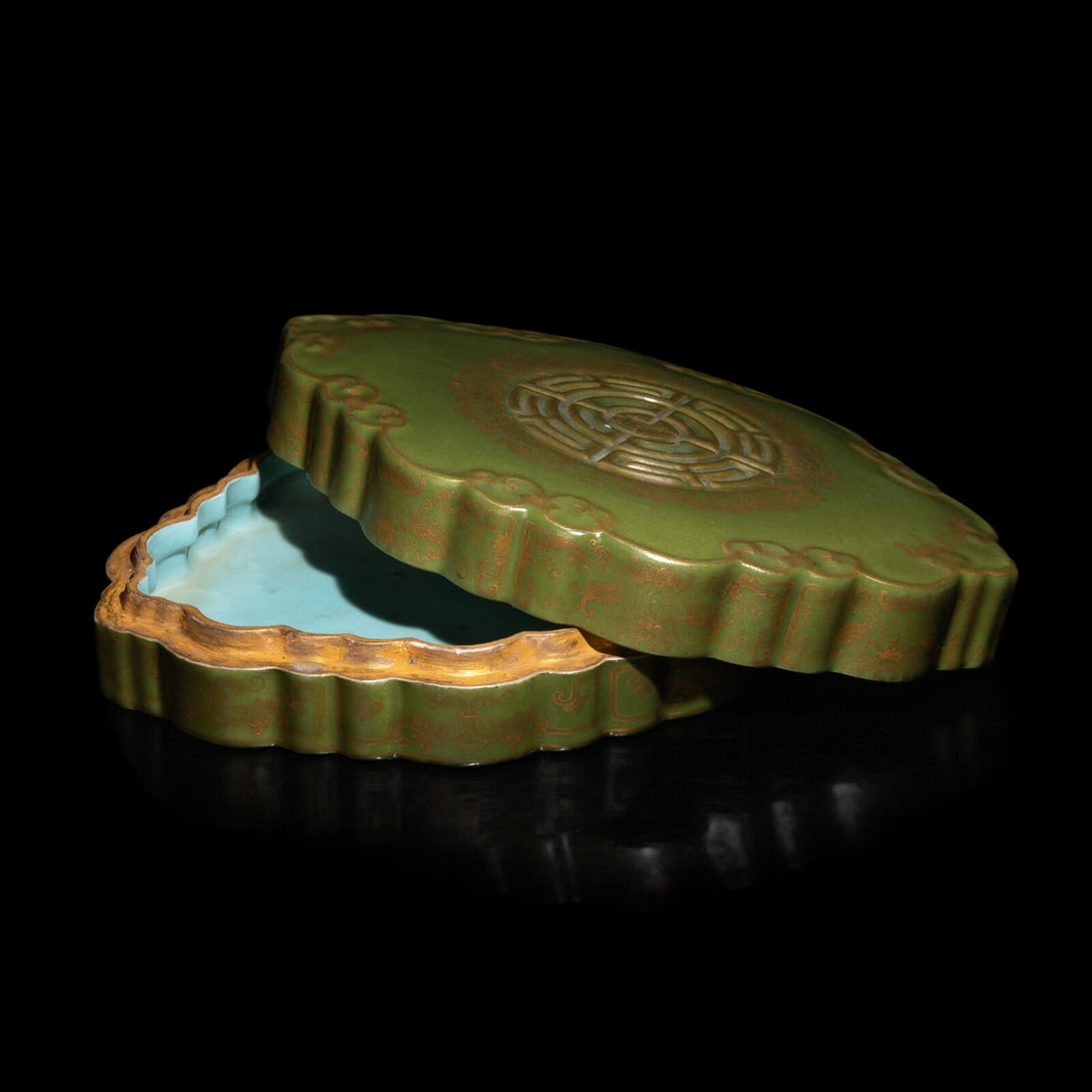 A Chinese Gilt Decorated 'Tea Dust' Glazed Lobed Box and Cover, Qianlong Mark 乾隆હ