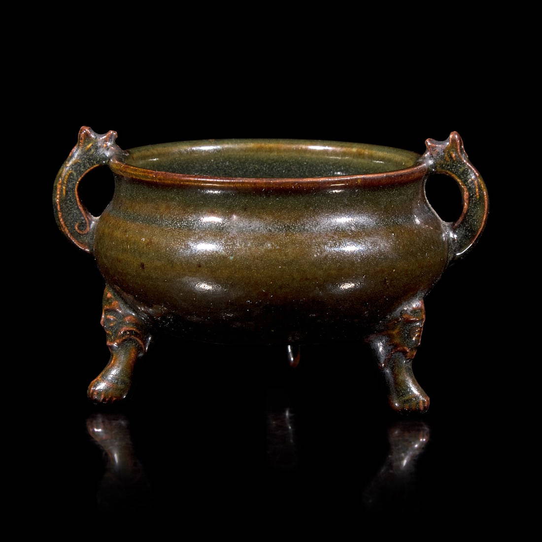 A Chinese Green Glazed Tripod Censer, Qing Dynasty 清 綠釉三足爐
