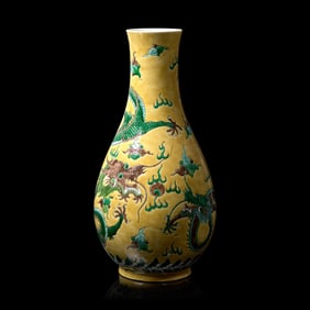 A Chinese Yellow Ground Famille Verte 'Dragons' Vase, Late Qing to Republic Period 晚清-