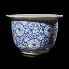 A Large Blue and White Porcelain 'Lotus Scroll' Jardiniere, 18th-19th Century 清中Ć