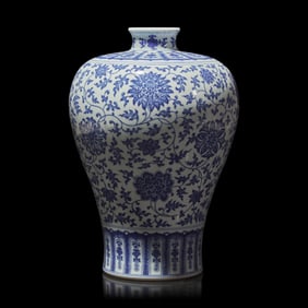 A Chinese Blue and White Porcelain Meiping Vase 青花纏枝西番"