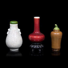 Three Chinese Porcelain Miniature Bottles, 18th-19th Century 清中期 單ഋ