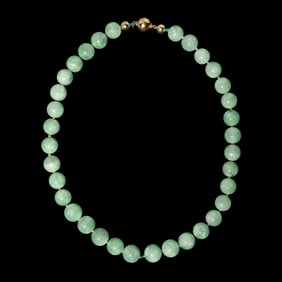 A Chinese Green Jadeite Beaded Necklace, 20th Century 近代 翡翠珠ź