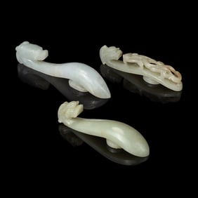 Three Chinese Jade 'Dragon' Belt Hooks, Daigou, Late 19th-20th Century 晚清-民
