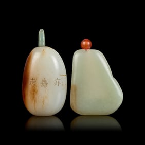 Two Chinese Russet and White Pebble-Form Jade Snuff Bottles 白玉留皮籽
