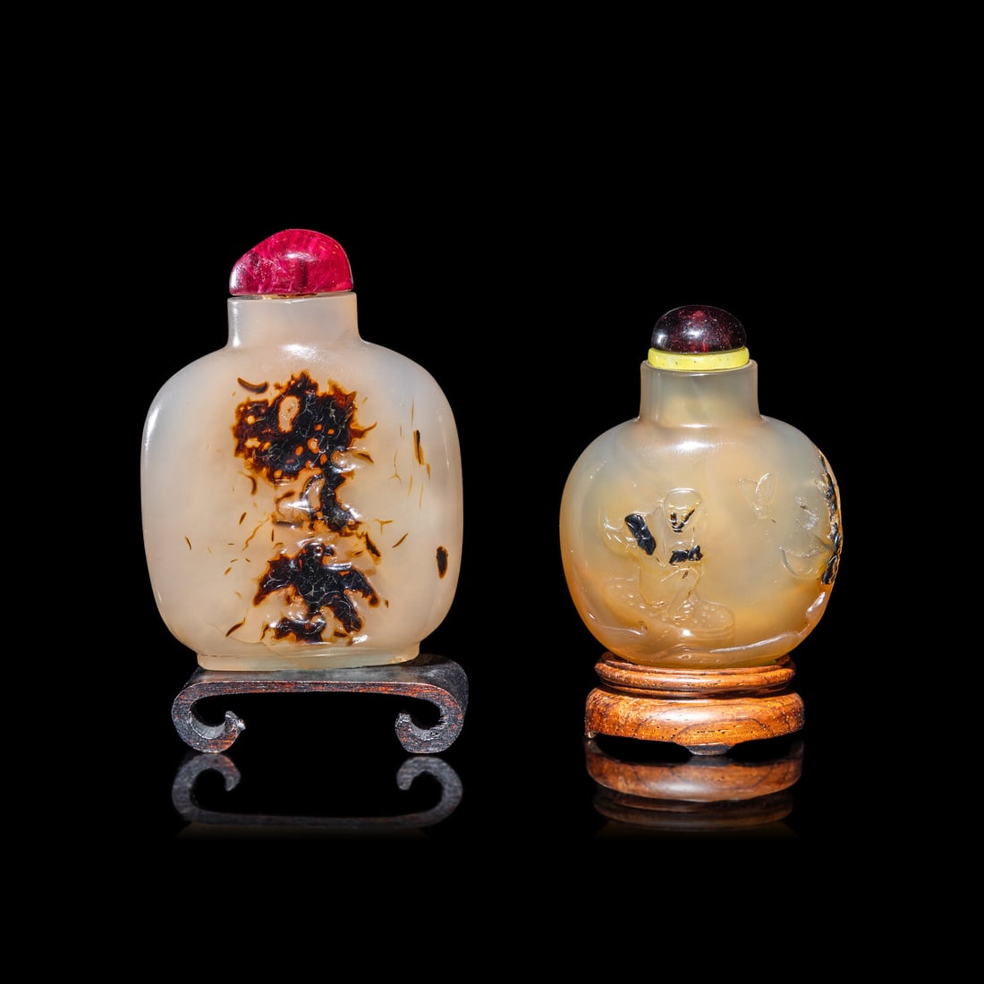 Two Chinese Carved Agate Snuff Bottles, 19th Century 清晚期 瑪瑙ॣ