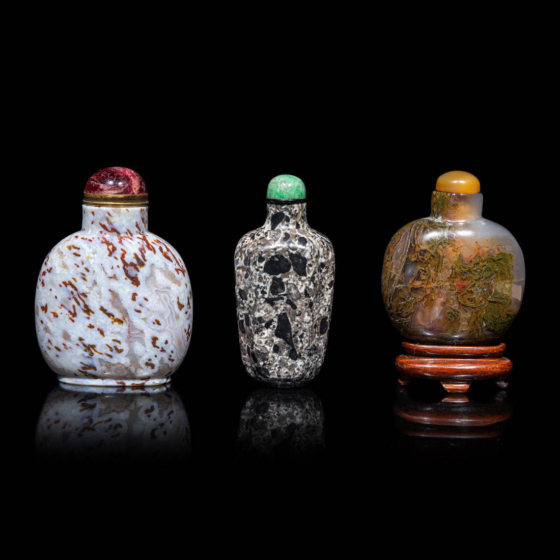Three Chinese Hardstone Snuff Bottles, 18th-19th Century 清中期 瑪瑙&#