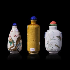 Three Chinese Porcelain Snuff Bottles, 19th-Early 20th Century 晚清-民國 
