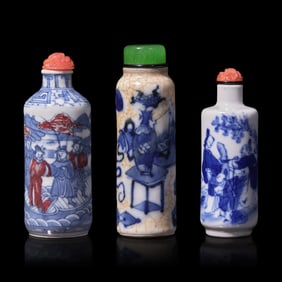 Three Chinese Blue and White Porcelain Cylindrical-Form Snuff Bottles, 19th Century 清晚