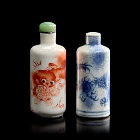 Two Chinese Porcelain Snuff Bottles 礬紅彩、青花鼻烟