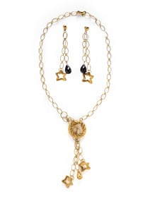 OXO, YELLOW GOLD NECKLACE AND EARRINGS