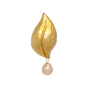 TIFFANY & CO., PALOMA PICASSO, YELLOW GOLD LEAF BROOCH WITH ADDED CULTURED PEARL DROP