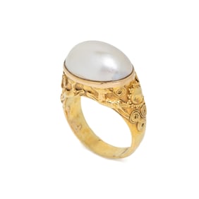 MABÉ PEARL AND YELLOW GOLD RING