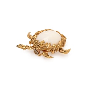 CHAUMET, YELLOW GOLD AND ANGEL SKIN CORAL TURTLE BROOCH
