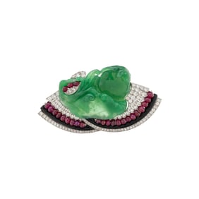 CARVED JADE, RUBY, DIAMOND, AND BLACK ENAMEL CLIP BROOCH