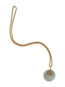 YELLOW GOLD AND JADE PENDANT NECKLACE