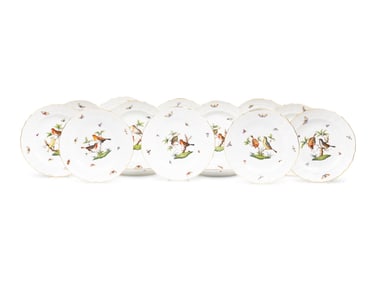 A Set of Fourteen Herend Rothschild Bird Porcelain Dinner Plates
