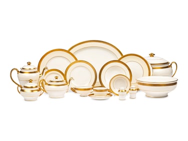 A Minton Buckingham Porcelain Dinner Service