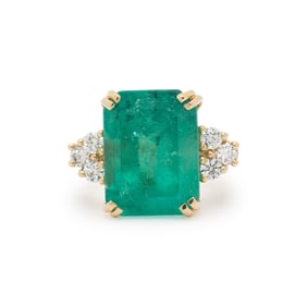 COLOMBIAN EMERALD AND DIAMOND RING