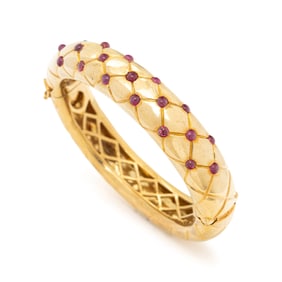 YELLOW GOLD AND RUBY QUILTED BANGLE BRACELET