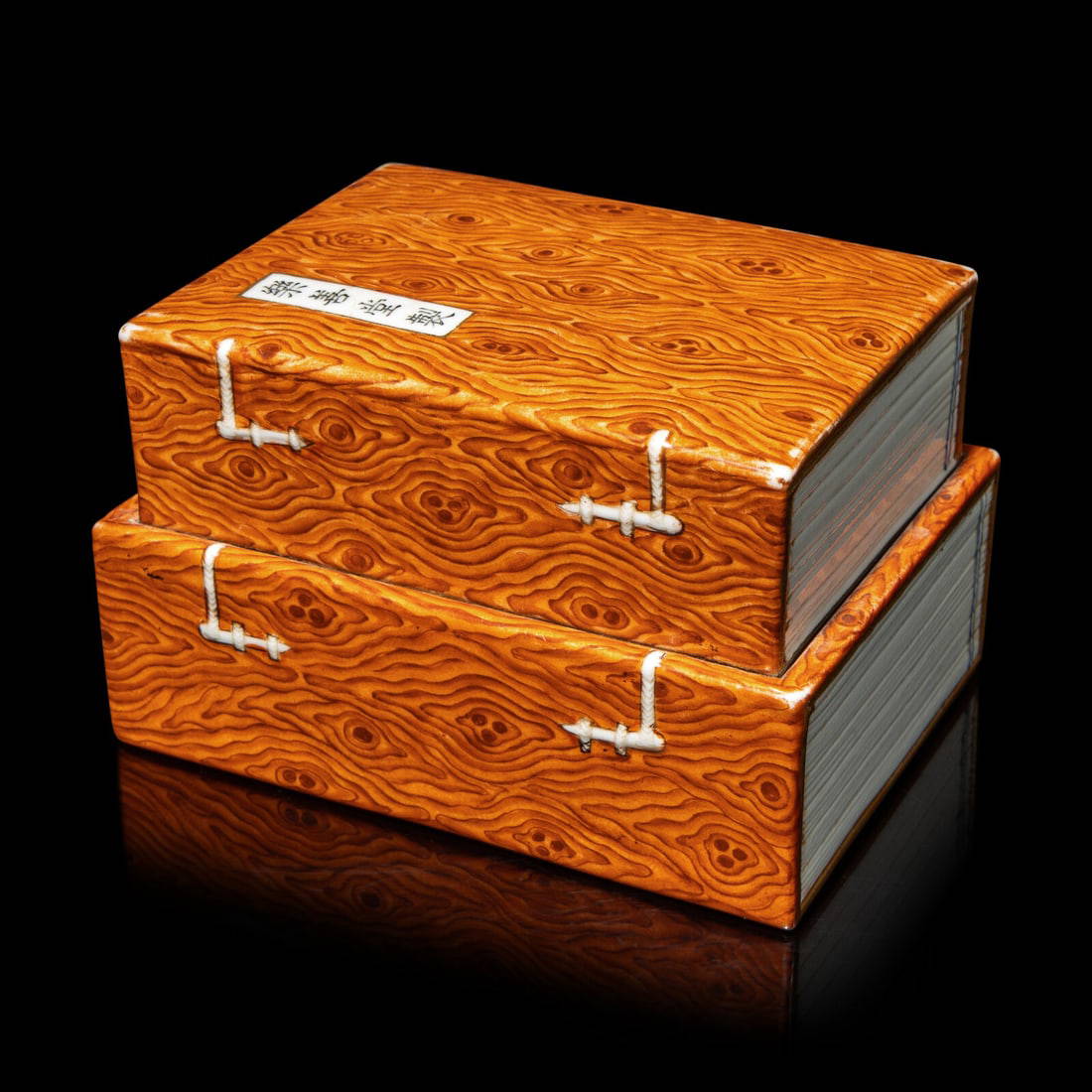 A Chinese Faux Bois Decorated Porcelain 'Books' Box and Cover, Qing Dynasty, 18th-19th Century
