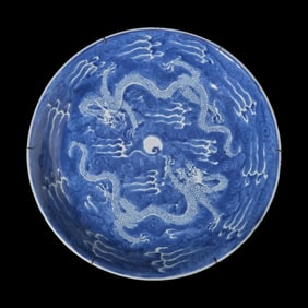 A Chinese Blue and White 'Dragons' Charger, Kangxi Period 清康熙 青花