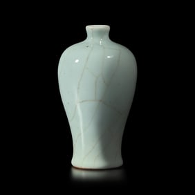 A Chinese Crackle Glazed Porcelain Meiping Vase, Late Qing/Republic Period 晚清-民