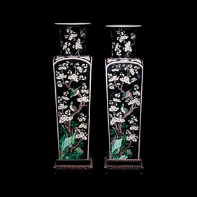 A Pair of Chinese Famille Noire Porcelain Square Vases, 19th Century 清晚期