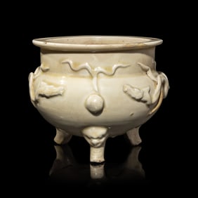 A Chinese White Glazed Tripod Incense Burner, Yuan to Ming Dynasty 元-明 白&#37321