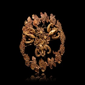 A Chinese 'Bats and Clouds' Gold Filigree Hairnet Ornament, Dianshi, Qing Dynasty 清 金