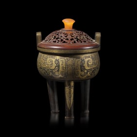 A Small Gold and Silver Wire-Inlaid Tripod Vessel, Ding, With Carved Wood Cover