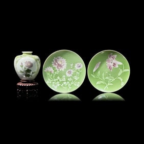 A Pair of Japanese Porcelain 'Floral' Dishes, signed Makuzu Kozan sei, and a Vase, Inoue Ryosai