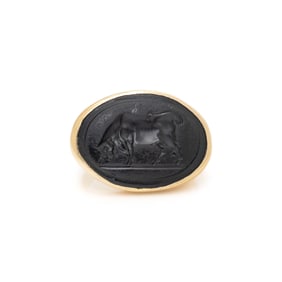YELLOW GOLD AND INTAGLIO RING