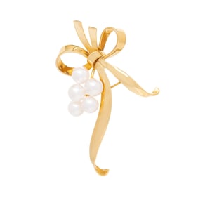 MIKIMOTO, YELLOW GOLD AND CULTURED PEARL BOW BROOCH