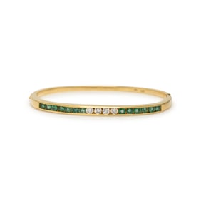 YELLOW GOLD, DIAMOND, AND EMERALD BANGLE BRACELET