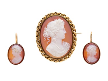 VICTORIAN, YELLOW GOLD AND HARDSTONE CAMEO BROOCH AND EARRINGS