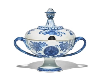 A Rare Chinese Export Porcelain Blue Fitzhugh Covered Sauce Tureen
