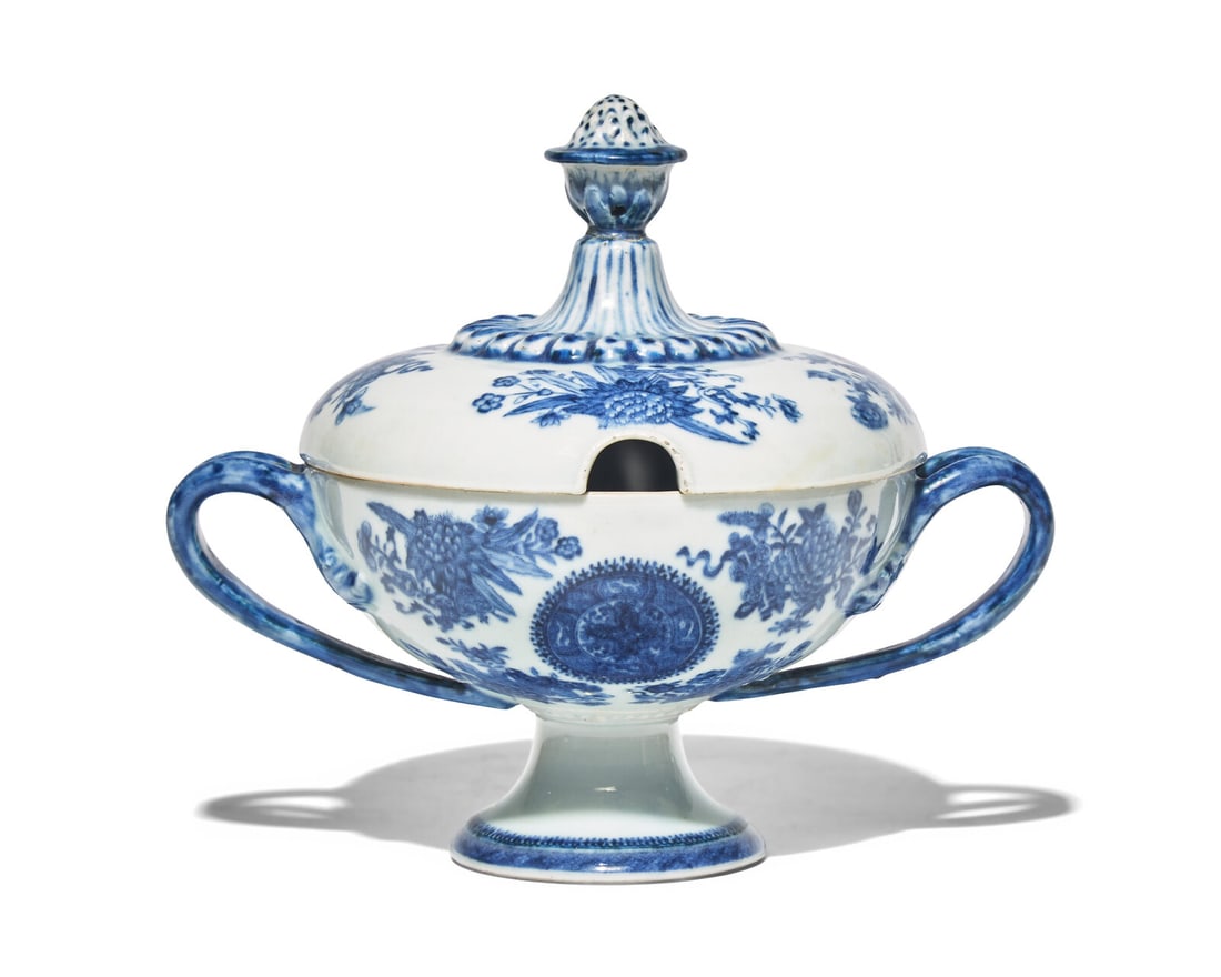 A Rare Chinese Export Porcelain Blue Fitzhugh Covered Sauce Tureen