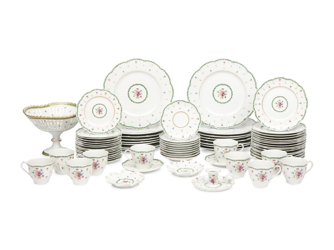A Haviland Toulon Porcelain Dinner Service: A Haviland Toulon Porcelain Dinner Service comprising: 16 dinner plates 16 salad plates 15 bread and butter plates 10 teacups 12 saucers 2 petal bon bon dishes 1 pierced footed bowl 1 candlestick; 73