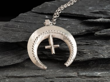 Navajo Arts and Crafts Guild (Institution, formed 1941) Navajo Sandcast Naja Necklace