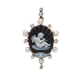 ANTIQUE, AGATE CHERUB CAMEO, DIAMOND, PEARL, AND YELLOW GOLD PENDANT BROOCH