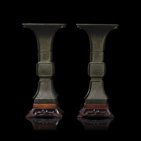 A Pair of Patinated Bronze Archaistic Vases, Gu, 19th Century or Earlier 十九世