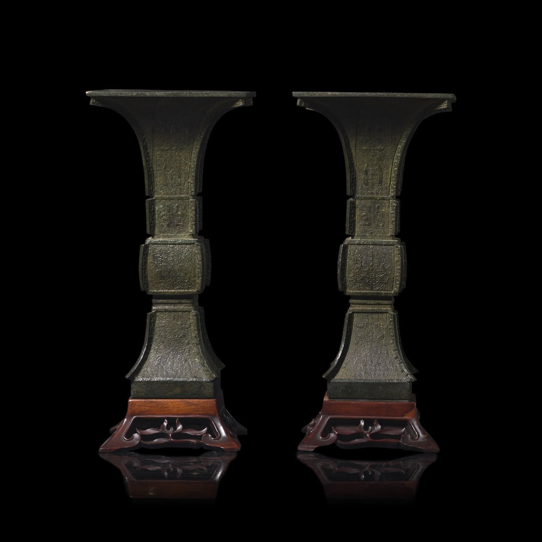 A Pair of Patinated Bronze Archaistic Vases, Gu, 19th Century or Earlier 十九世