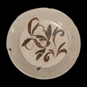 A Chinese Cizhou 'Floral' Dish, Jin/Yuan Dynasty 金或元 磁州窰
