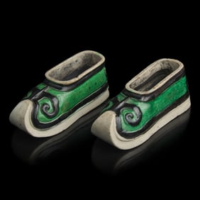 A Pair of Chinese Famille Verte Glazed Biscuit Porcelain "Shoes", 18th Century 清中