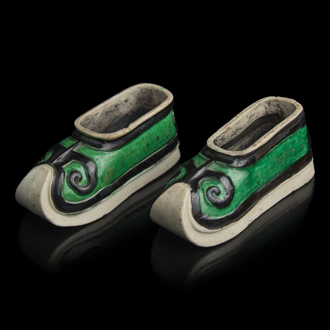 A Pair of Chinese Famille Verte Glazed Biscuit Porcelain \"Shoes\", 18th Century 清中